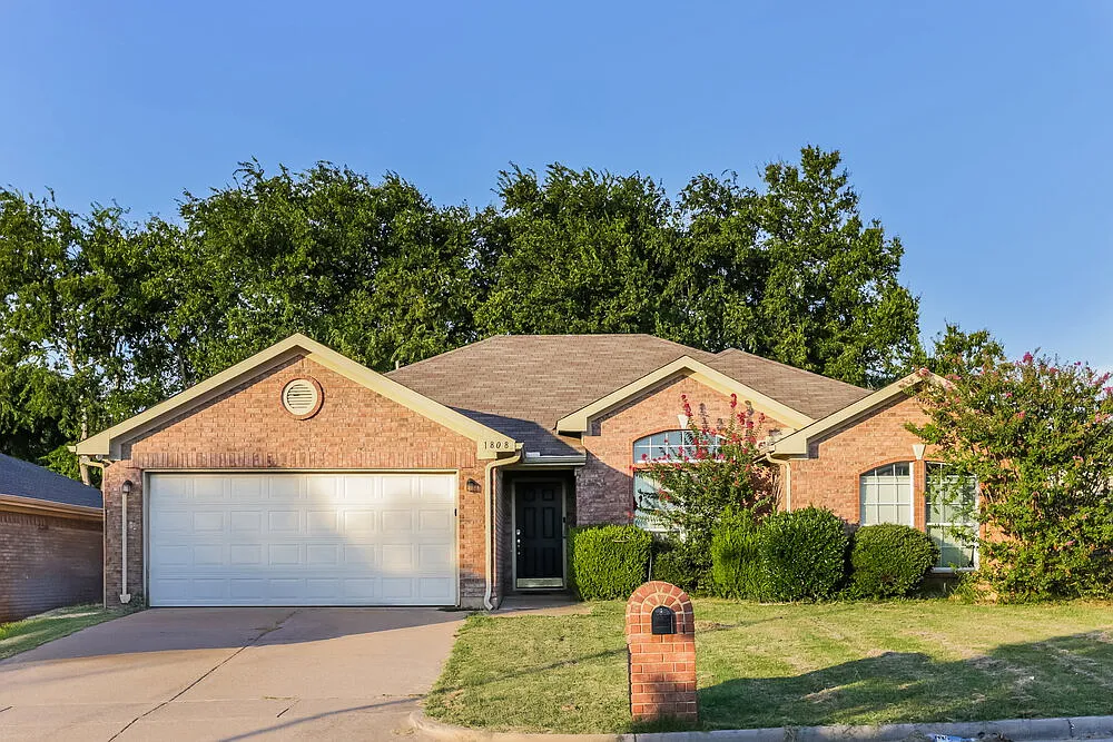 3 bed, 2.0 bath, 1785 sqft, $2,550 — Photo 1