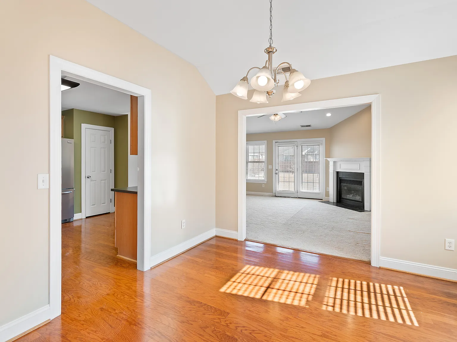 4 bed, 2001 sqft, $2,300 — Photo 3