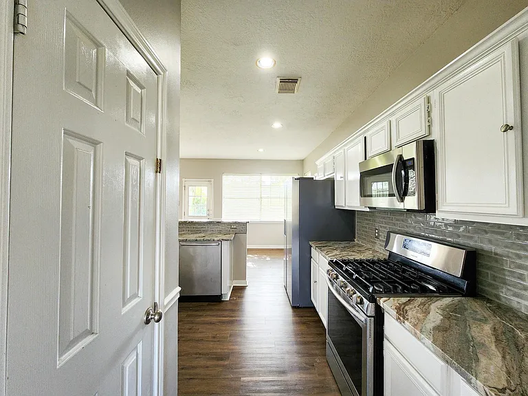 2412 N Mission Cir — Photo 7