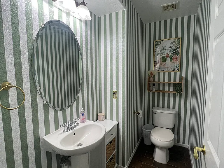 1/2 Bathroom Main Floor