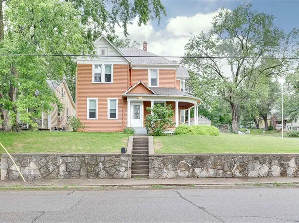 619 N 10th St, Atchison, KS 66002