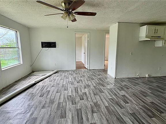 3rd image of 2641 N Suarez Dr