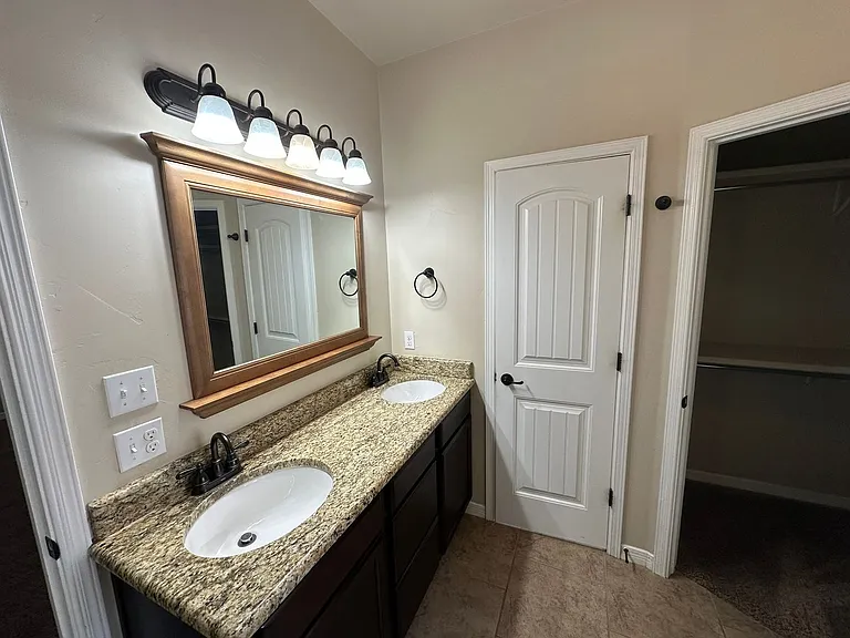 1815 Amber Dr — Photo 10