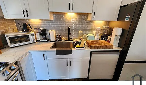 1021 Edith Blvd NE — Photo 4