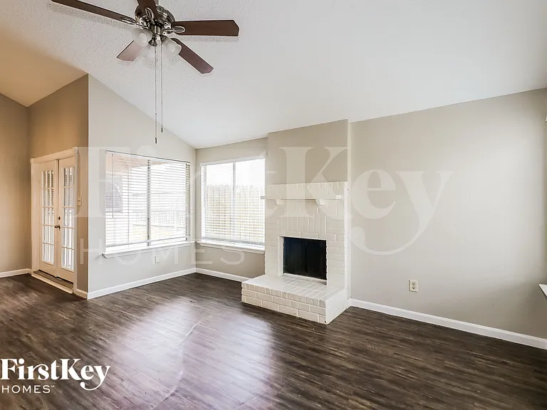 10810 Lakewood Oaks Dr — Photo 4