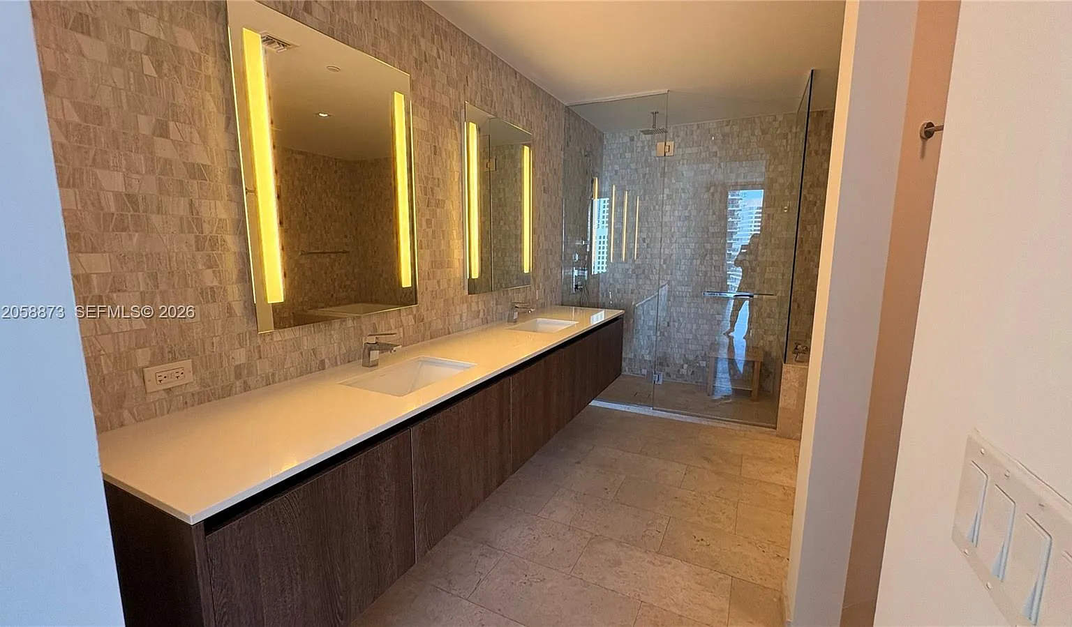 Rise Condo — Photo 1