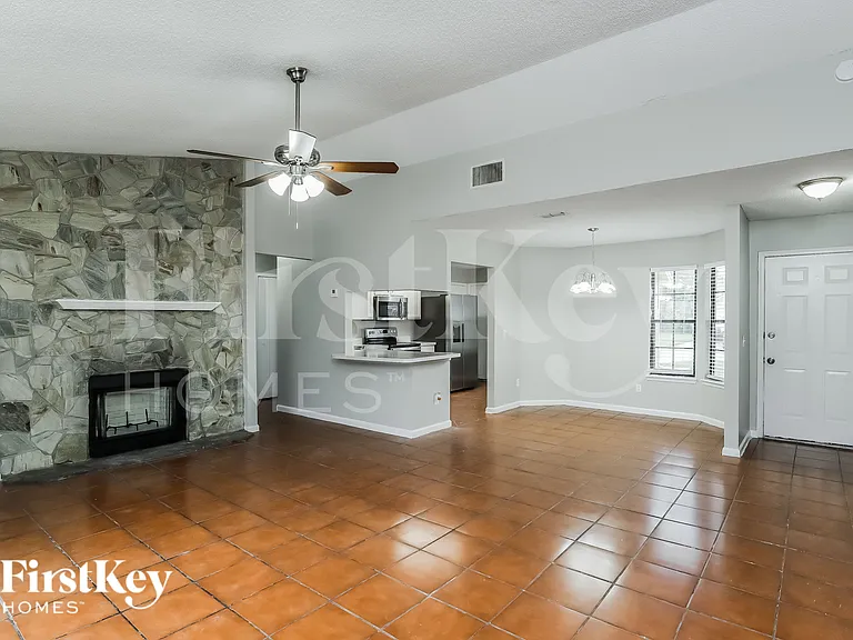 108 E Prindle Dr — Photo 2