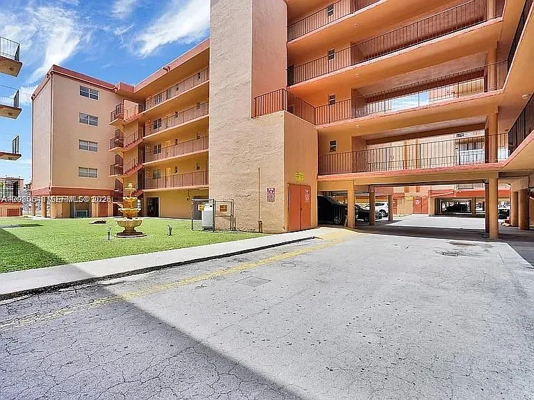 Palm-East Gardens Condo — Photo 1