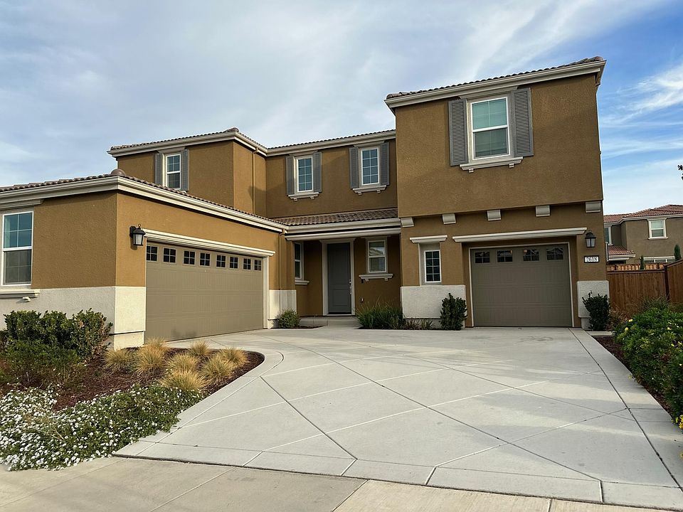 Spacious Driveway
