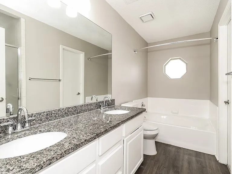 900 Vicksburg Ln — Photo 11