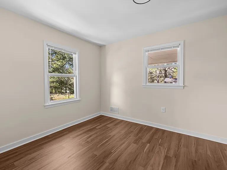 1153 Linwood St — Photo 9