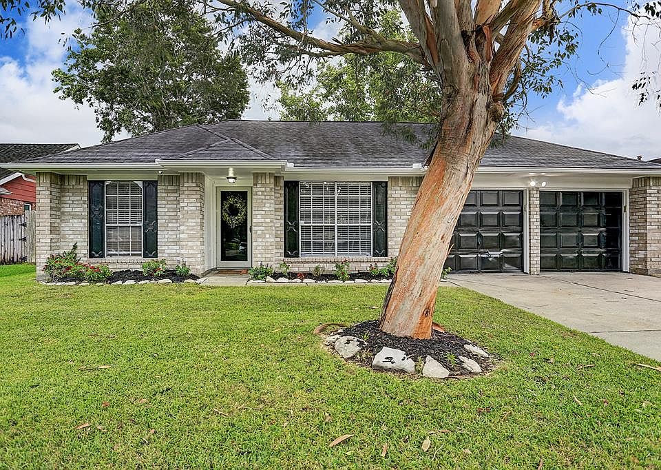 1st image of 2921 Forest Hills Dr
