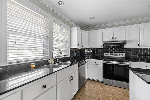 4 bed, 3.0 bath, 2484 sqft, $1,800 — Photo 4
