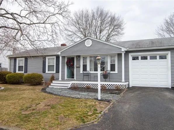 27 Primrose Dr, Riverside, RI 02915