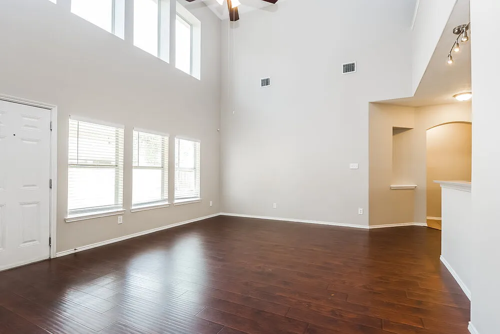 4 bed, 2.5 bath, 2652 sqft, $2,640 — Photo 4