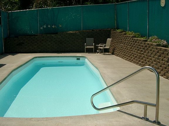 Pool: 12x27 Heated
