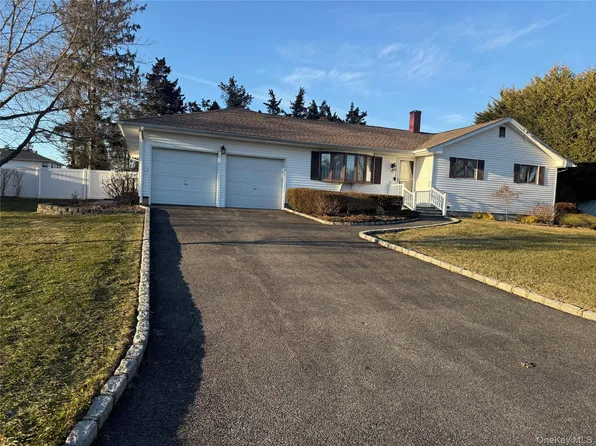 15 Donald St, Port Jefferson Station, NY 11776