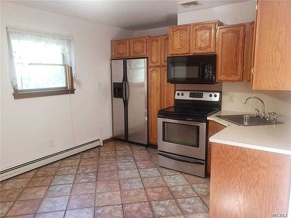 4th image of 19 Belmont Dr