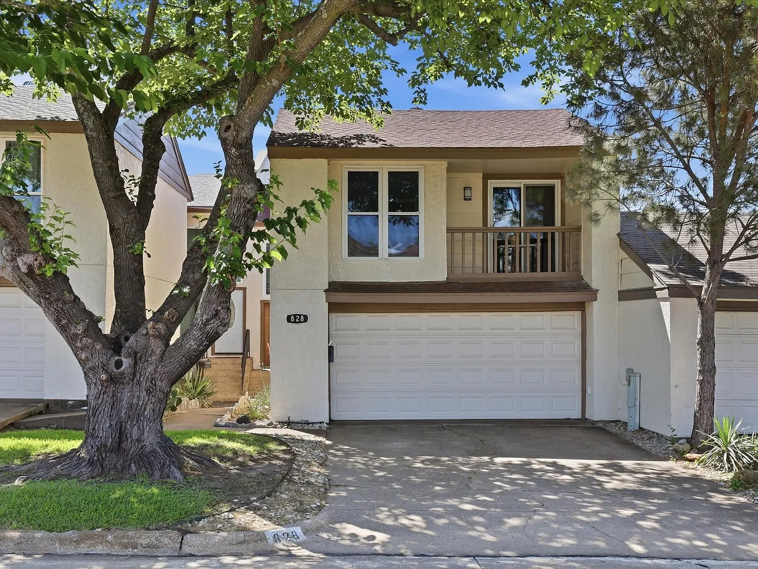 3 bed, 2.5 bath, 1935 sqft, $2,300 — Photo 1