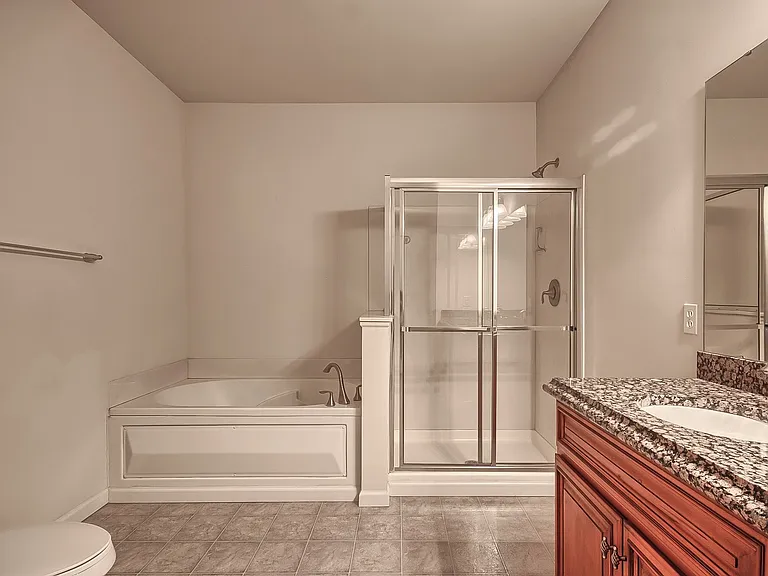 (065) Oakridge Apartments — Photo 12