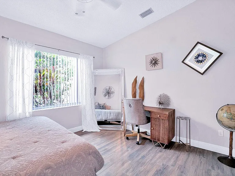 15835 Meadow Wood Dr — Photo 44