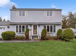 4 Foxcroft Rd, Albertson, NY 11507