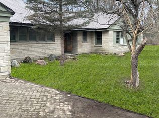 890 W Deerpath, Lake Forest, IL 60045