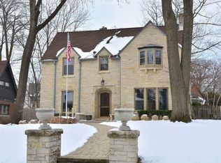 4840 N Oakland Ave, Whitefish Bay, WI 53217