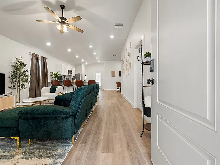 2125 Langford Ave — Photo 9