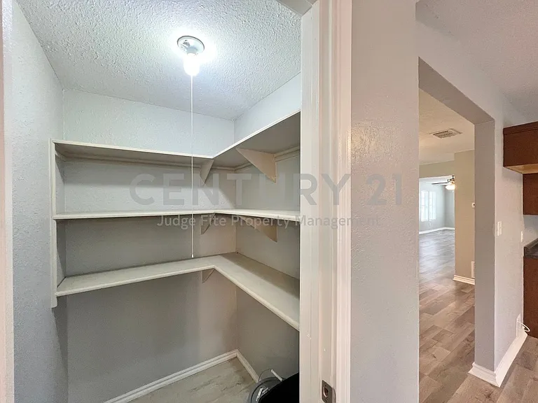 450 Everett St — Photo 8