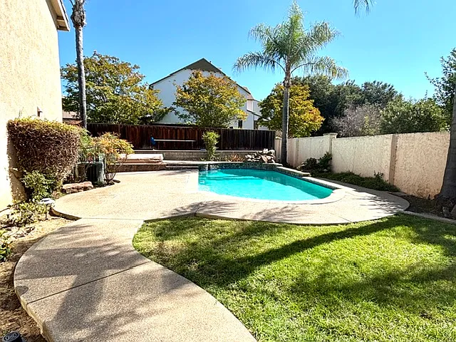 4 bed, 2.5 bath, 2747 sqft, $5,950 — Photo 3