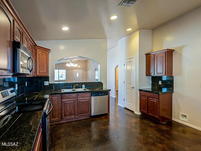 1133 E Hedrick Dr — Photo 13