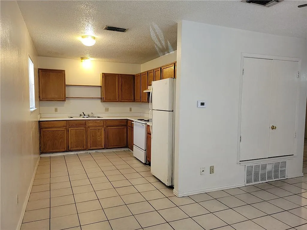 2 bed, 1.0 bath, 754 sqft, $1,100 — Photo 2