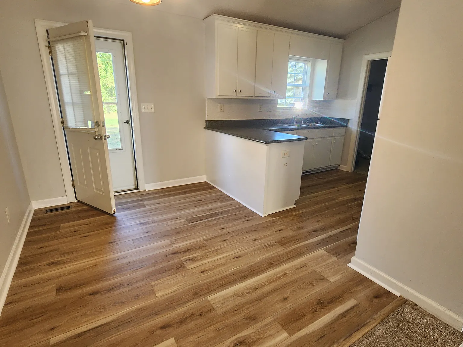 1402 Corbett Ave NE — Photo 2