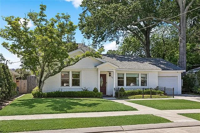 4 bed, 2.0 bath, 2305 sqft, $3,900 — Photo 2
