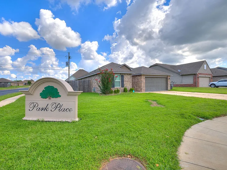 3102 Debbie Ln — Photo 8