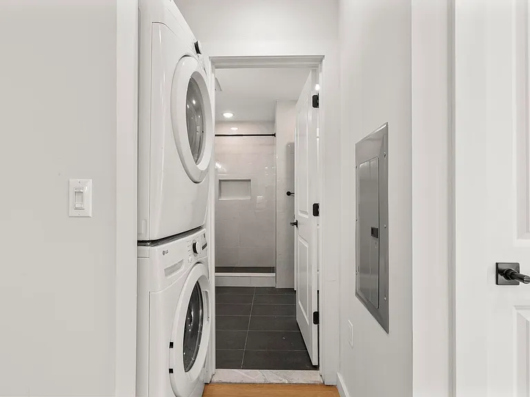 Alexandria Manor Apartments — Photo 42
