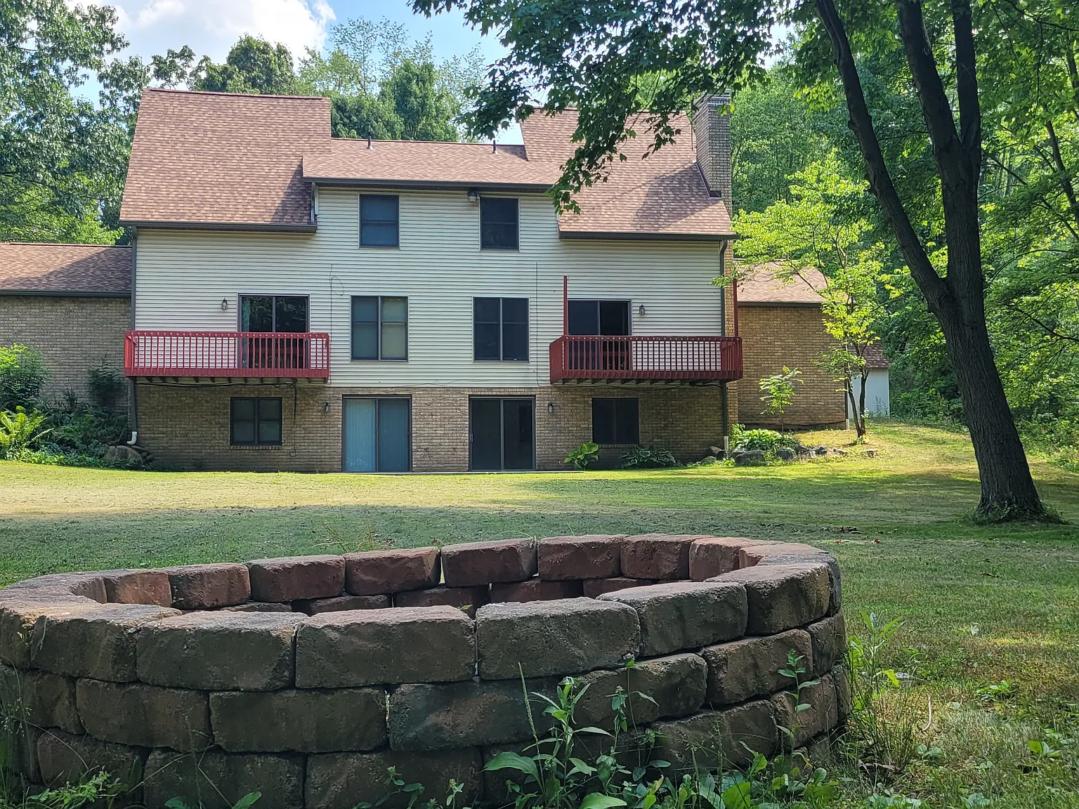 3 bed, 1.5 bath, 1920 sqft, $2,000 — Photo 2
