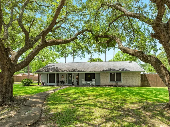 102 W Bronco Bend St, Angleton, TX 77515