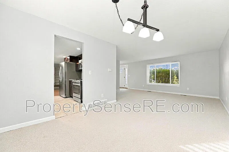 4 bed, 2.5 bath, 2840 sqft, $3,000 — Photo 4