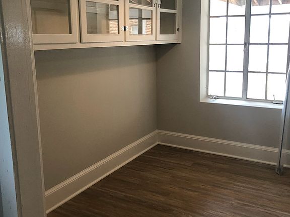 3rd image of 613 Caroline St