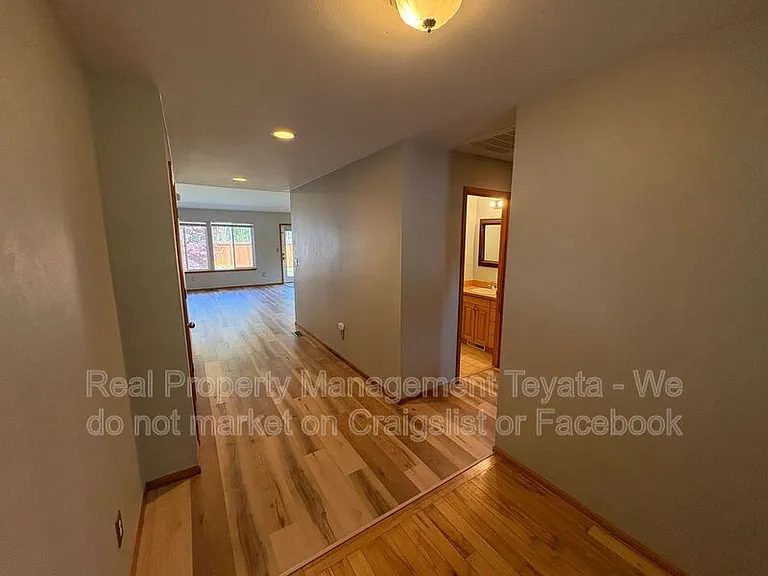 8390 Richmond Park Rd — Photo 2