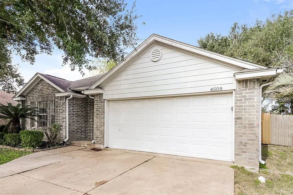 3 bed, 2.0 bath, 1576 sqft, $2,140 — Photo 3