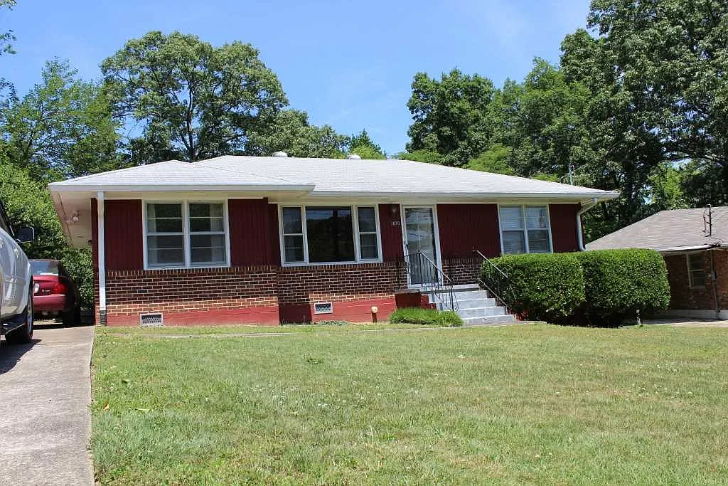 1070 N Parkwood Dr photo 1