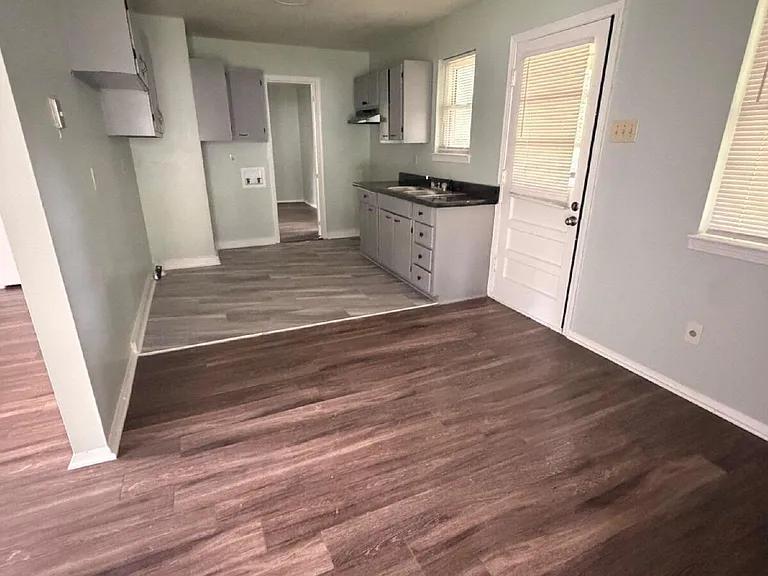 1624 Winfield Ave — Photo 2