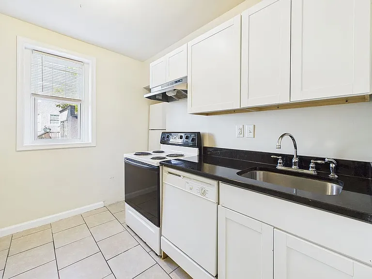 2400 Barton Ave — Photo 5