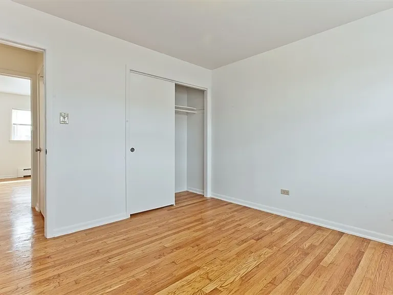 464 Gordon — Photo 3