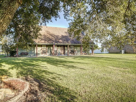 3rd image of 301 Willow Wood Dr