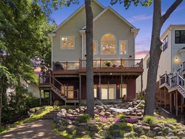 3962 Highcrest Dr, Brighton, MI 48116