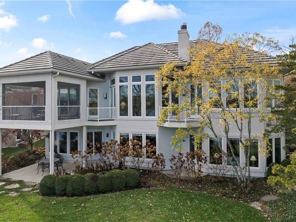 442 Shore Dr, Lake Winnebago, MO 64034